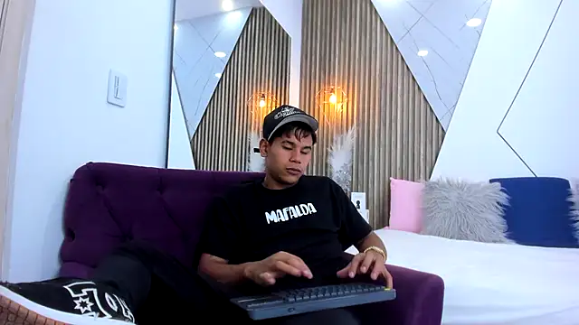 Snapshot of NatyAndCriss chatting on October 9, 2025, 11:33 am NatyAndCriss online show from October 9, 2025, 11:33 am