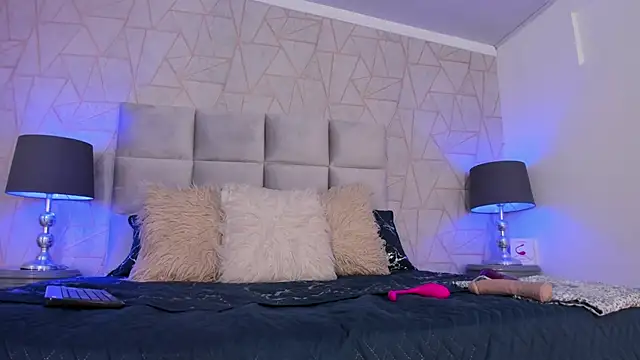 Emely florence  online show from October 15, 2025, 6:38 pm