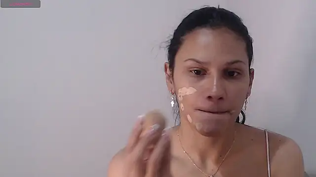 JessGarcia online show from November 4, 2025, 1:04 pm