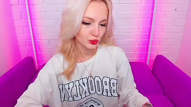 LisaFoxyMe online show from November 17, 2025, 8:29 am