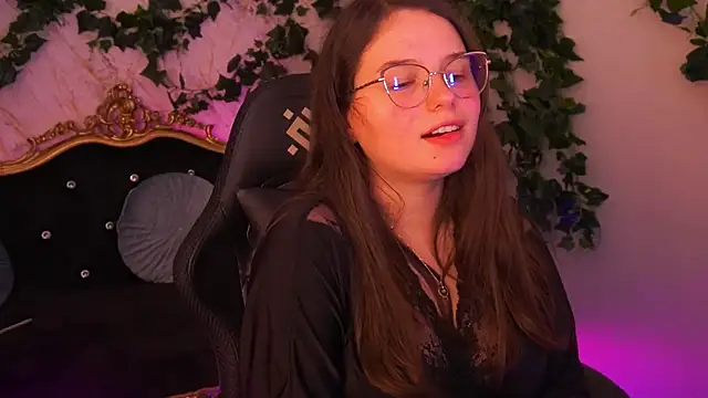 Snapshot of SophieDreamss chatting on December 2, 2025, 11:06 pm SophieDreamss online show from December 2, 2025, 11:06 pm