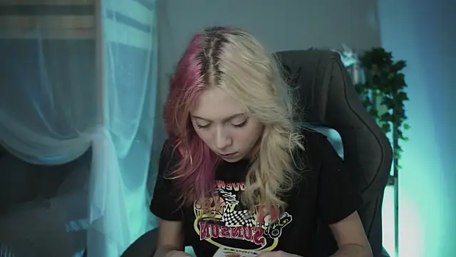 SakuraBliss online show from October 22, 2025, 3:33 pm