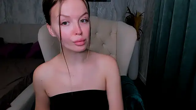 LaurennHill online show from October 13, 2025, 12:23 am