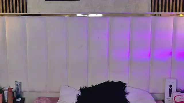 Snapshot of ChloeJoness_ chatting on November 21, 2025, 8:41 pm ChloeJoness online show from November 21, 2025, 8:41 pm