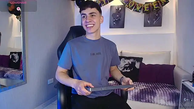 Snapshot of AdrianRinaldi chatting on October 11, 2025, 8:21 pm AdrianRinaldi online show from October 11, 2025, 8:21 pm