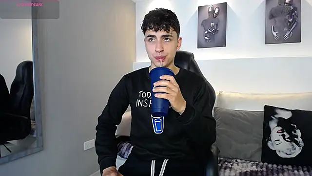 Snapshot of AdrianRinaldi chatting on November 10, 2025, 8:14 pm AdrianRinaldi online show from November 10, 2025, 8:14 pm