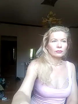 Snapshot of Julia_Giulia chatting on October 3, 2025, 10:39 am Julia Giulia online show from October 3, 2025, 10:39 am