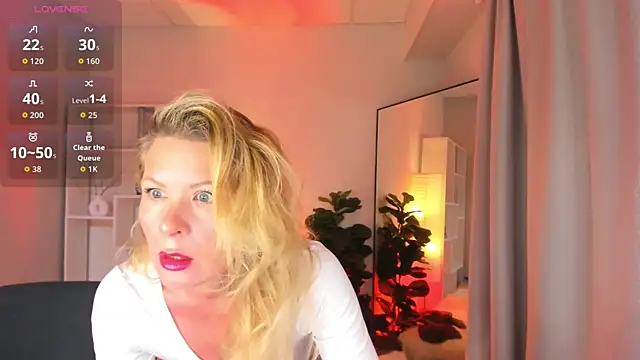 Snapshot of Julia_Giulia chatting on May 3, 2026, 6:22 pm Julia Giulia online show from May 3, 2026, 6:22 pm