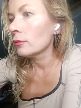 Snapshot of Julia_Giulia chatting on November 12, 2025, 7:51 pm Julia Giulia online show from November 12, 2025, 7:51 pm