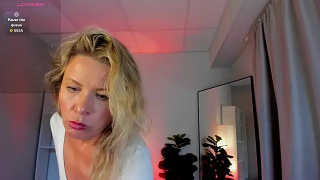 Snapshot of Julia_Giulia chatting on May 21, 2026, 9:45 pm Julia Giulia online show from May 21, 2026, 9:45 pm