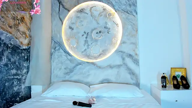 Snapshot of RoxanaBorns_ chatting on October 30, 2025, 12:25 pm RoxanaBorns online show from October 30, 2025, 12:25 pm