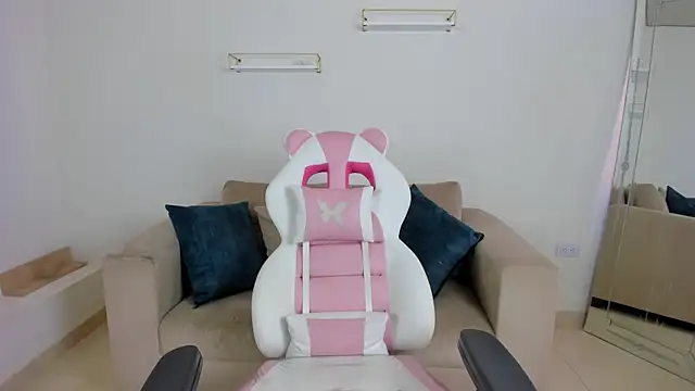 Snapshot of april_smiith chatting on November 8, 2025, 12:20 pm april smiith online show from November 8, 2025, 12:20 pm