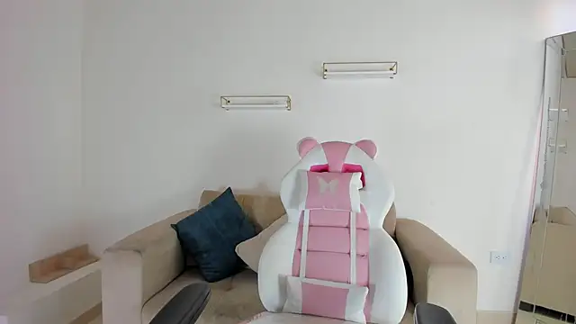 Snapshot of april_smiith chatting on October 20, 2025, 12:17 pm april smiith online show from October 20, 2025, 12:17 pm