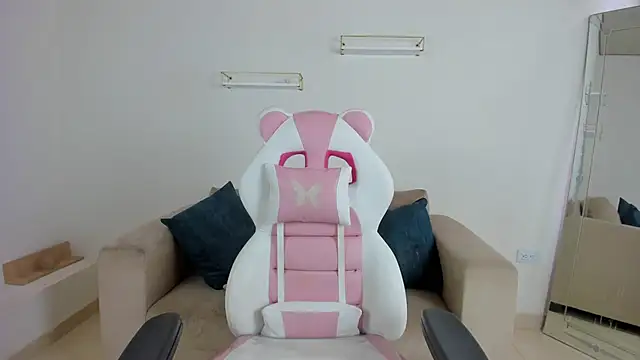 Snapshot of april_smiith chatting on November 10, 2025, 11:59 am april smiith online show from November 10, 2025, 11:59 am