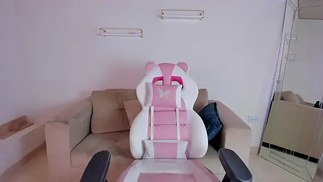 Snapshot of april_smiith chatting on October 24, 2025, 12:15 pm april smiith online show from October 24, 2025, 12:15 pm