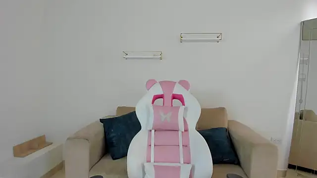 Snapshot of april_smiith chatting on November 6, 2025, 12:20 pm april smiith online show from November 6, 2025, 12:20 pm