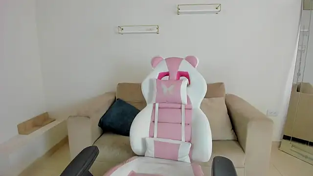 Snapshot of april_smiith chatting on October 30, 2025, 12:14 pm april smiith online show from October 30, 2025, 12:14 pm