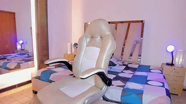 Elowen Clark online show from December 21, 2025, 8:09 pm