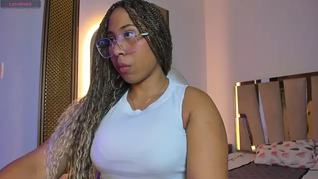 Snapshot of Elowen_Clark chatting on February 10, 2026, 7:46 pm Elowen Clark online show from February 10, 2026, 7:46 pm