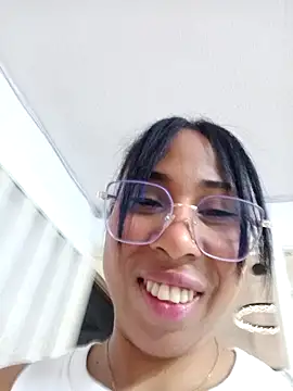 Snapshot of Elowen_Clark chatting on February 19, 2026, 7:33 pm Elowen Clark online show from February 19, 2026, 7:33 pm