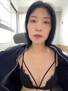 xiaoxianerw online show from November 27, 2025, 6:14 am