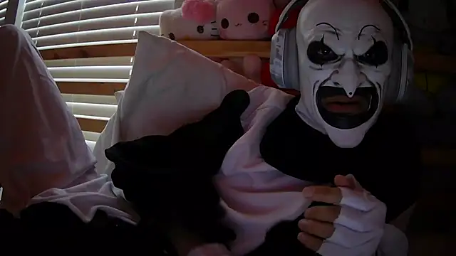 8inchess online show from December 5, 2025, 7:01 pm