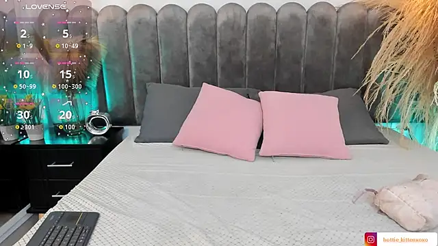 Viollet xoxo online show from October 12, 2025, 12:28 pm