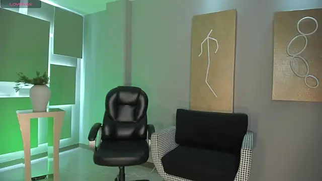 MiaLaurence online show from November 12, 2025, 7:29 pm