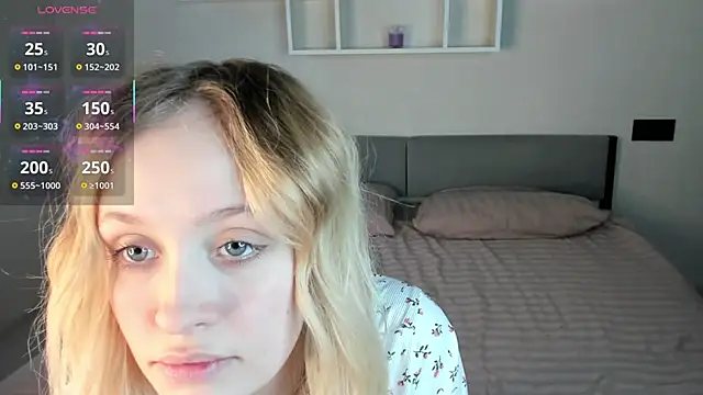 Snapshot of Julliakoill chatting on October 25, 2025, 8:02 am Julliakoill online show from October 25, 2025, 8:02 am