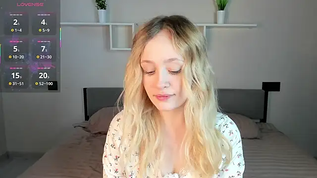 Snapshot of Julliakoill chatting on October 27, 2025, 6:47 am Julliakoill online show from October 27, 2025, 6:47 am