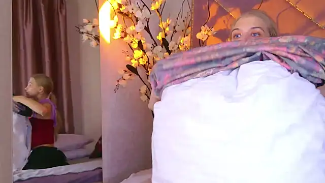 4example Chloe online show from October 29, 2025, 10:58 am