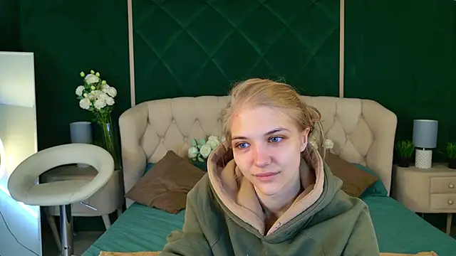 4example Chloe online show from April 7, 2026, 5:31 am