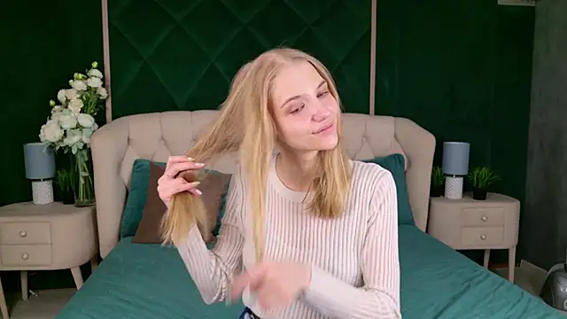 4example Chloe online show from March 11, 2026, 8:25 pm