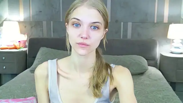 4example Chloe online show from April 3, 2026, 5:47 am