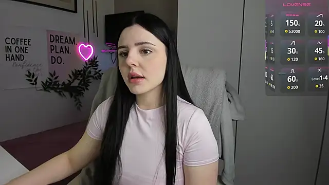 Snapshot of LiaWoow chatting on November 18, 2025, 7:44 am LiaWoow online show from November 18, 2025, 7:44 am