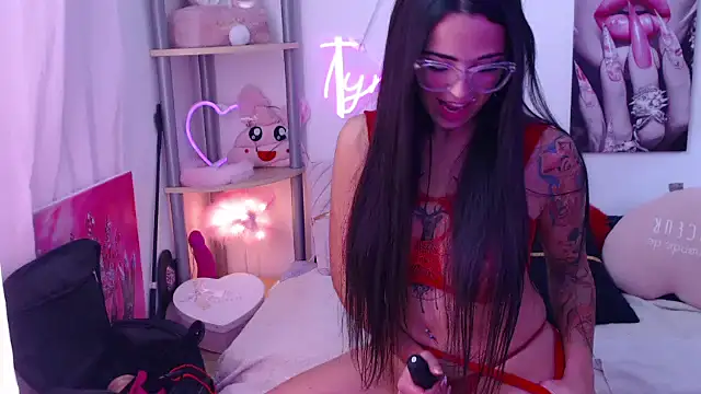 Tyna Veliksa online show from November 14, 2025, 1:37 pm