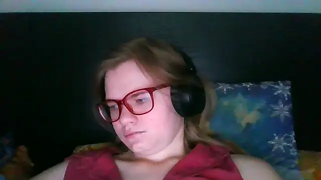 Snapshot of Moonolighta chatting on October 9, 2025, 7:31 am Moonolighta online show from October 9, 2025, 7:31 am