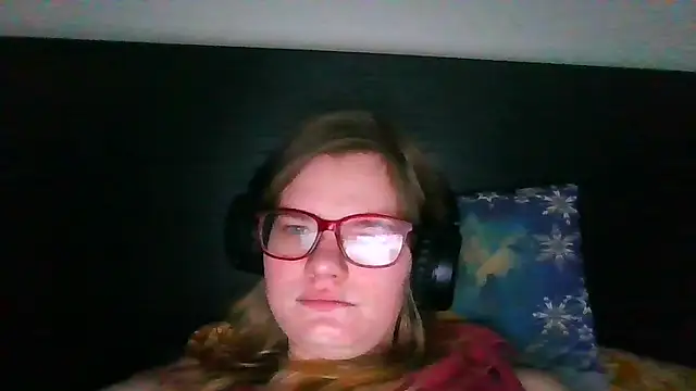 Snapshot of Moonolighta chatting on October 13, 2025, 6:48 am Moonolighta online show from October 13, 2025, 6:48 am