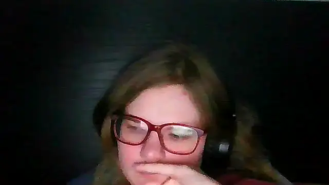 Snapshot of Moonolighta chatting on November 19, 2025, 1:44 pm Moonolighta online show from November 19, 2025, 1:44 pm