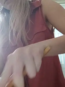 Snapshot of Moonolighta chatting on November 10, 2025, 10:09 am Moonolighta online show from November 10, 2025, 10:09 am