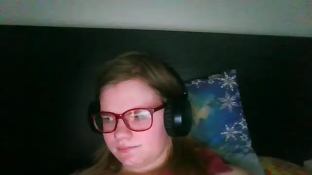 Snapshot of Moonolighta chatting on October 27, 2025, 8:04 am Moonolighta online show from October 27, 2025, 8:04 am