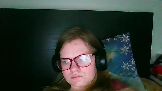 Snapshot of Moonolighta chatting on November 9, 2025, 8:29 am Moonolighta online show from November 9, 2025, 8:29 am