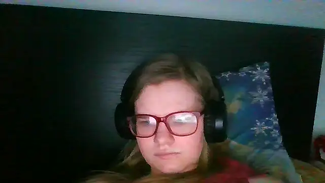 Snapshot of Moonolighta chatting on November 5, 2025, 7:55 am Moonolighta online show from November 5, 2025, 7:55 am