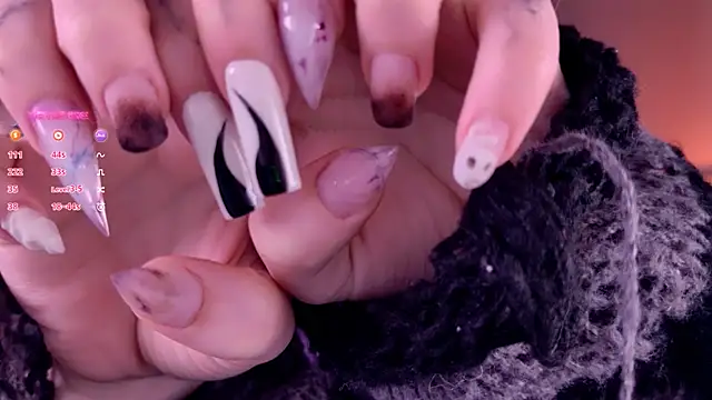 Lollyshy online show from November 19, 2025, 9:42 am