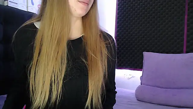 karlamoon23 online show from October 22, 2025, 9:46 pm