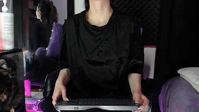 karlamoon23 online show from November 20, 2025, 6:30 pm