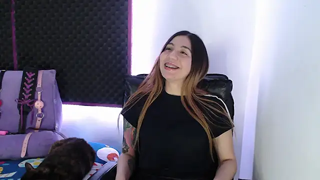 karlamoon23 online show from October 17, 2025, 8:32 pm