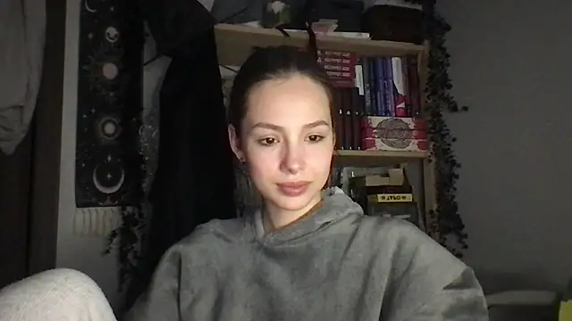 Yuna5343 online show from April 16, 2026, 9:39 pm