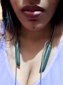 kaviyaponnu0987 online show from November 6, 2025, 9:02 am