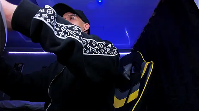 alexgiraldo   online show from November 3, 2025, 11:25 am